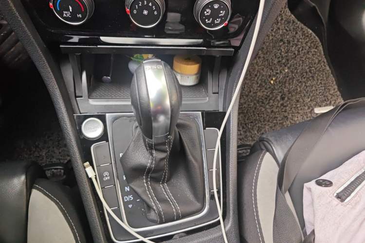 Used Volkswagen Golf 2019 280TSI DSG R-Line China VI Standard Gear Lever