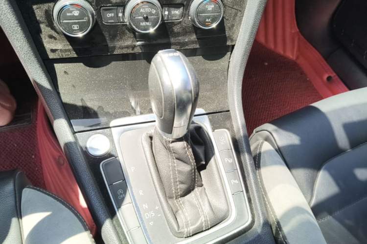 Used Volkswagen Golf 2019 280TSI DSG R-Line China VI Standard Gear Lever