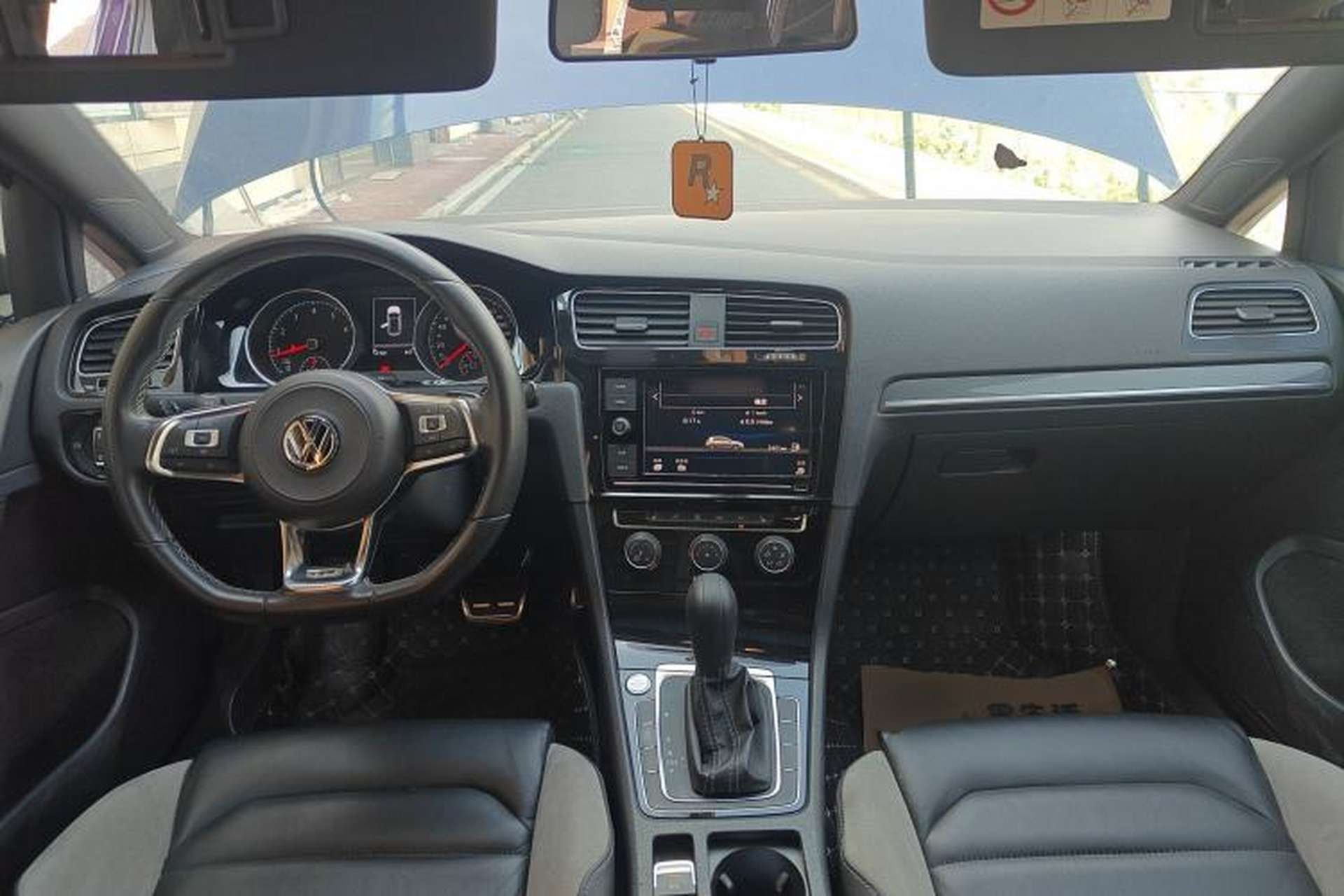 Used Volkswagen Golf 2019 280TSI DSG R-Line Model China V Standard Center Console