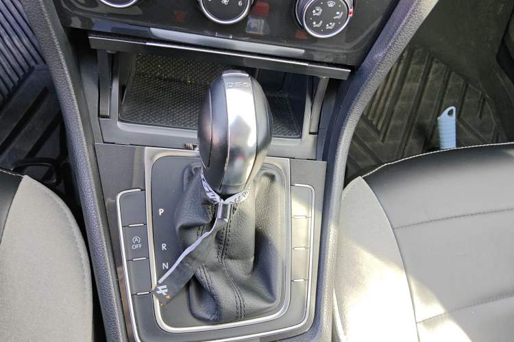 Used Volkswagen Golf 2019 280TSI DSG Comfort Version China VI Standard Gear Lever