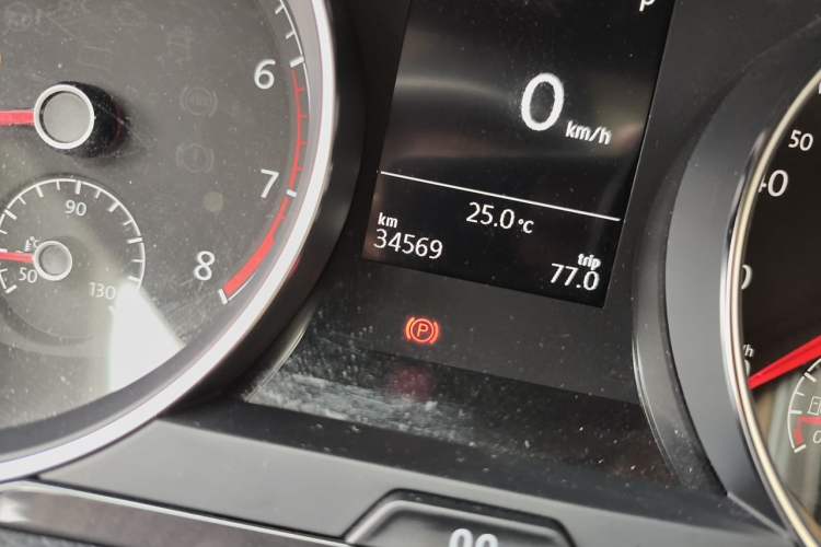 Used Volkswagen Golf 2019 280TSI DSG Comfort Version China VI Standard Odometer Close Up
