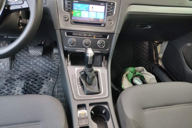 Used Volkswagen Golf 2019 280TSI DSG Comfort Version China VI Standard Gear Lever
