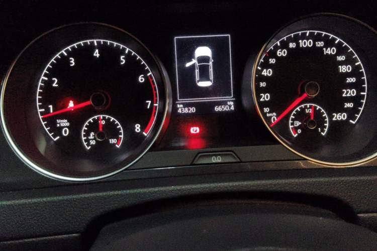 Used Volkswagen Golf 2019 280TSI DSG Comfort Version China VI Standard Odometer Close Up