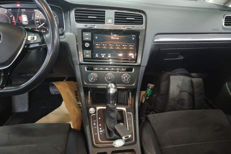 Used Volkswagen Golf 2019 280TSI DSG Luxury Version China VI Standard Audio And AC Panel