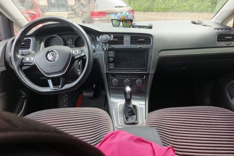 Used Volkswagen Golf 2019 1.6L Automatic Comfort Model China V Standard Center Console