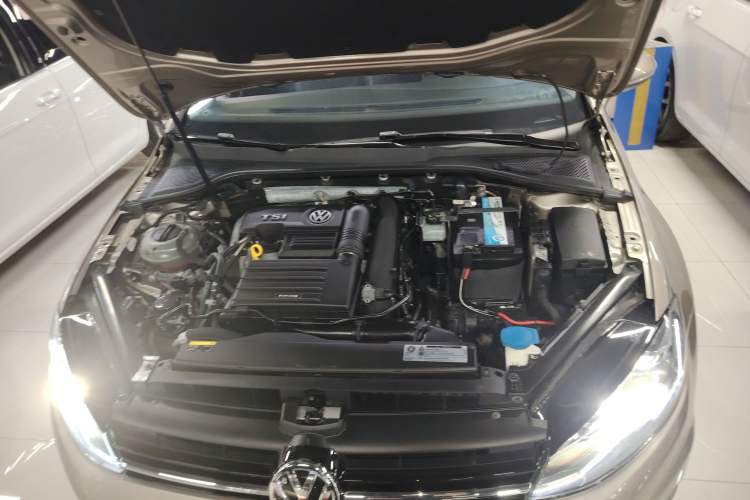 Used Volkswagen Golf 2019 280TSI DSG Luxury Version China VI Standard Engine Bay