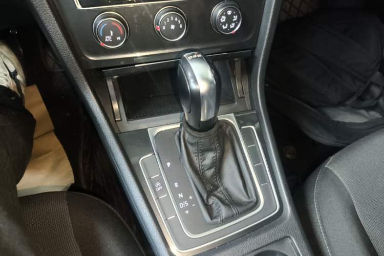 Used Volkswagen Golf 2019 200TSI DSG Comfort & Ambition Edition China VI Standard Gear Lever