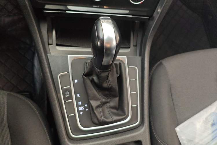 Used Volkswagen Golf 2019 200TSI DSG Comfort & Ambition Edition China VI Standard Gear Lever