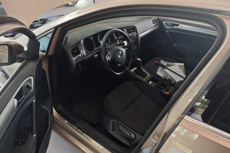 Used Volkswagen Golf 2019 200TSI DSG Comfort & Ambition Edition China VI Standard Interior 3