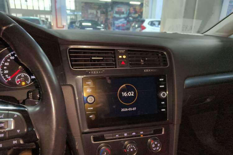 Used Volkswagen Golf 2019 1.8TSI Travel Edition Audio And AC Panel