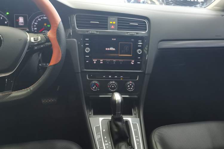 Used Volkswagen Golf 2019 1.8TSI Travel Edition Audio And AC Panel