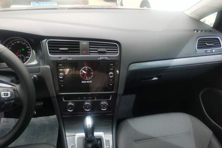 Used Volkswagen Golf 2019 1.8TSI Travel Edition Audio And AC Panel