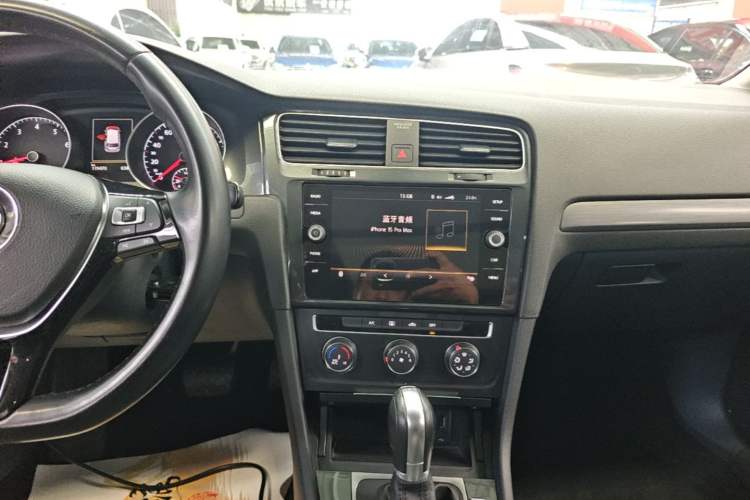 Used Volkswagen Golf 2019 1.8TSI Travel Edition Audio And AC Panel