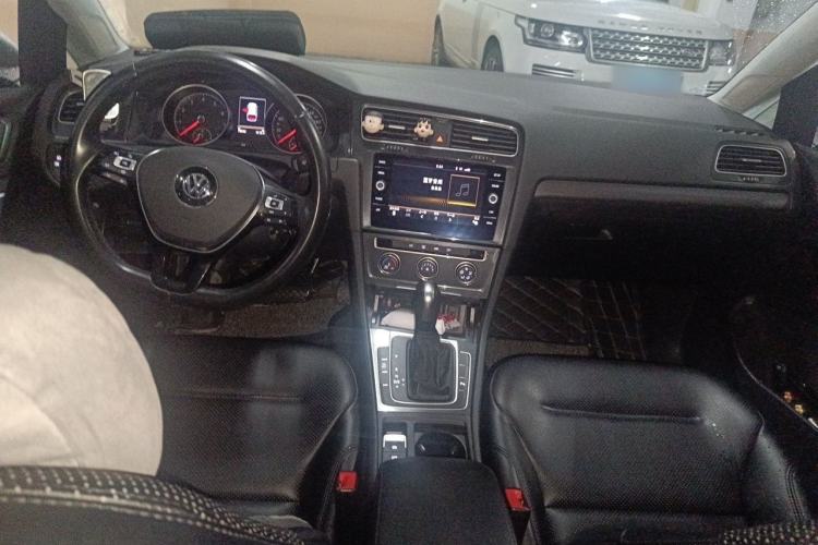 Used Volkswagen Golf 2019 1.8TSI Travel Edition Center Console