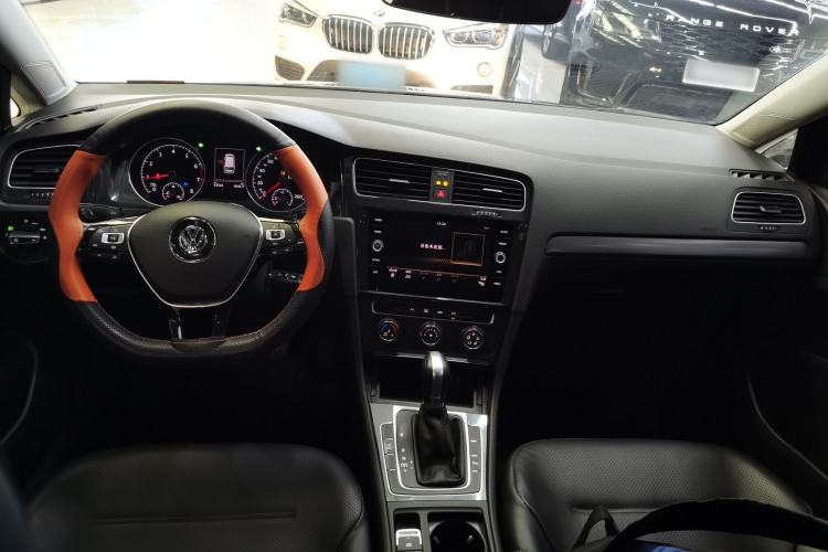Used Volkswagen Golf 2019 1.8TSI Travel Edition Center Console