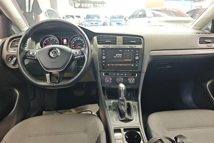 Used Volkswagen Golf 2019 1.8TSI Travel Edition Center Console