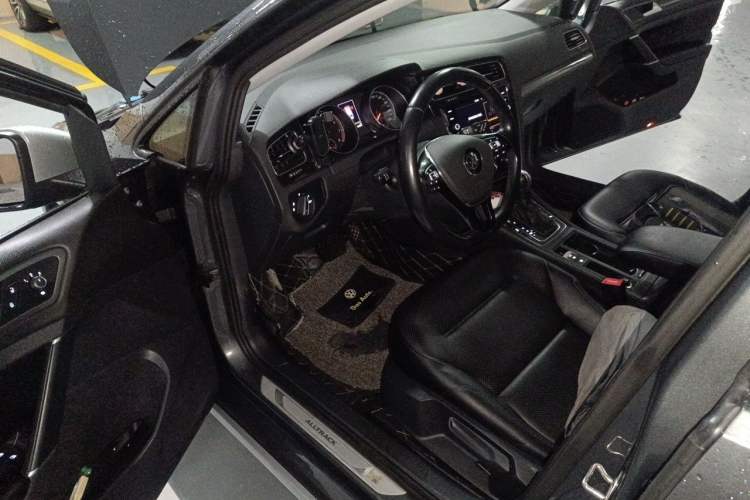 Used Volkswagen Golf 2019 1.8TSI Travel Edition Driver Seat