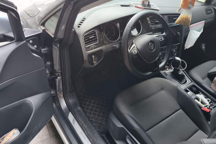 Used Volkswagen Golf 2019 1.8TSI Travel Edition Driver Seat