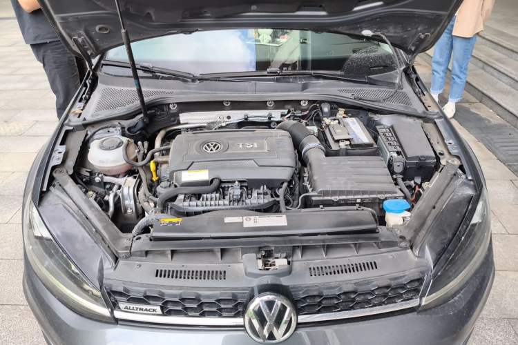 Used Volkswagen Golf 2019 1.8TSI Travel Edition Engine Bay