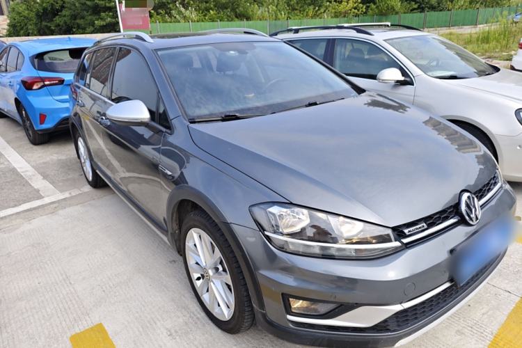 Used Volkswagen Golf 2019 1.8TSI Travel Edition Front Right 45 Deg