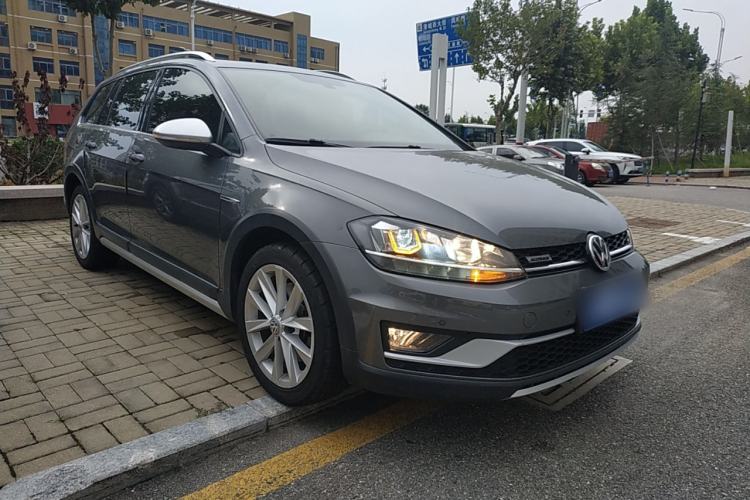 Used Volkswagen Golf 2019 1.8TSI Travel Edition Front Right 45 Deg