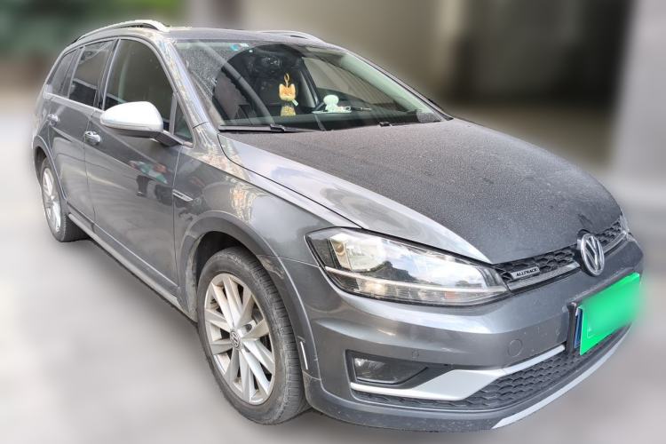 Used Volkswagen Golf 2019 1.8TSI Travel Edition Front Right 45 Deg