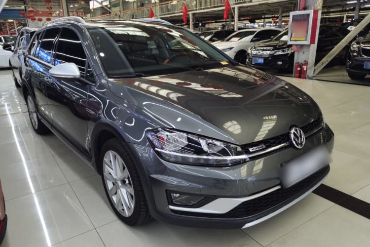 Used Volkswagen Golf 2019 1.8TSI Travel Edition Front Right 45 Deg