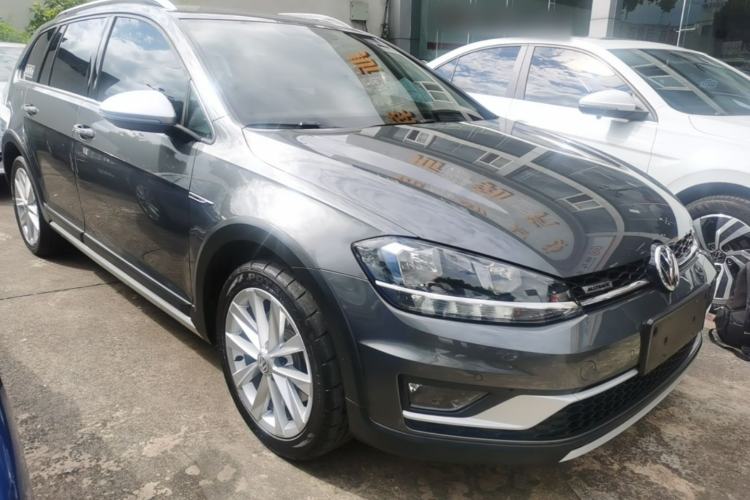 Used Volkswagen Golf 2019 1.8TSI Travel Edition Front Right 45 Deg