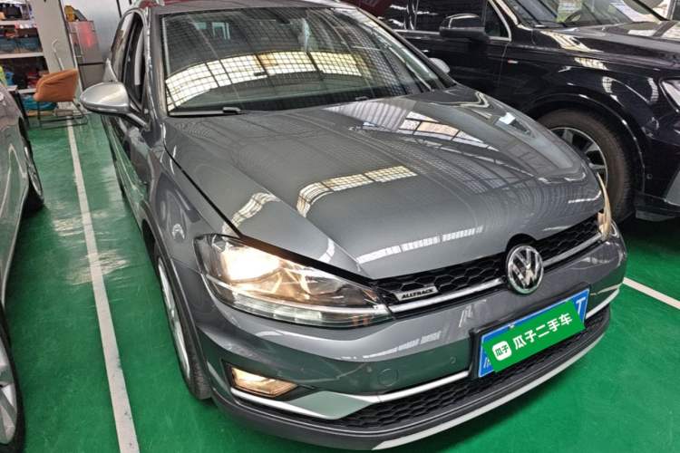 Used Volkswagen Golf 2019 1.8TSI Travel Edition Front Right 45 Deg