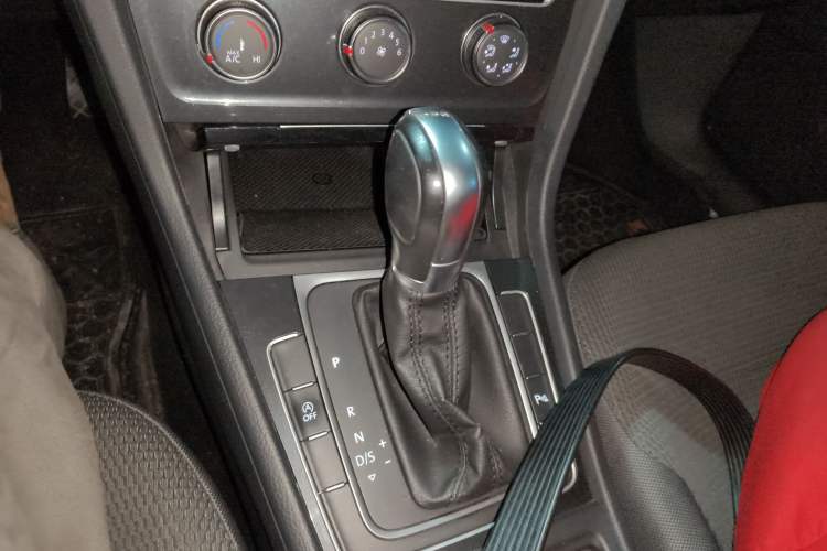 Used Volkswagen Golf 2019 1.8TSI Travel Edition Gear Lever