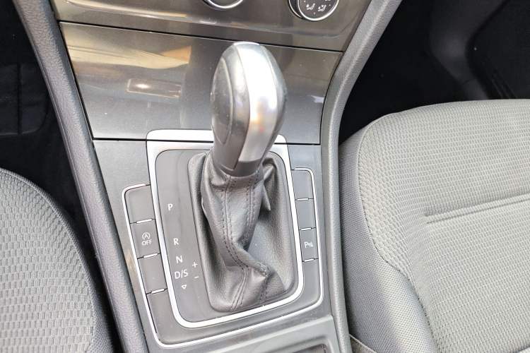 Used Volkswagen Golf 2019 1.8TSI Travel Edition Gear Lever