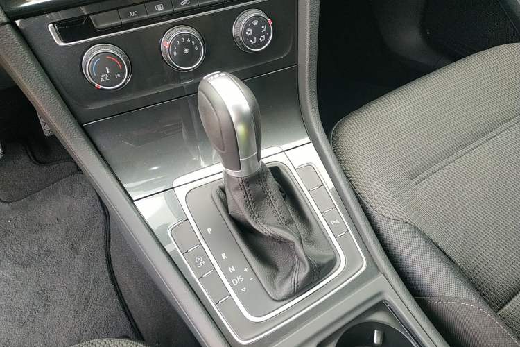 Used Volkswagen Golf 2019 1.8TSI Travel Edition Gear Lever