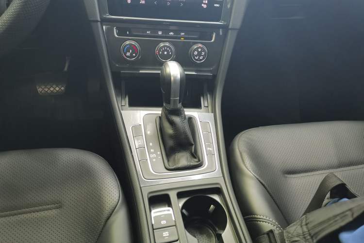 Used Volkswagen Golf 2019 1.8TSI Travel Edition Gear Lever