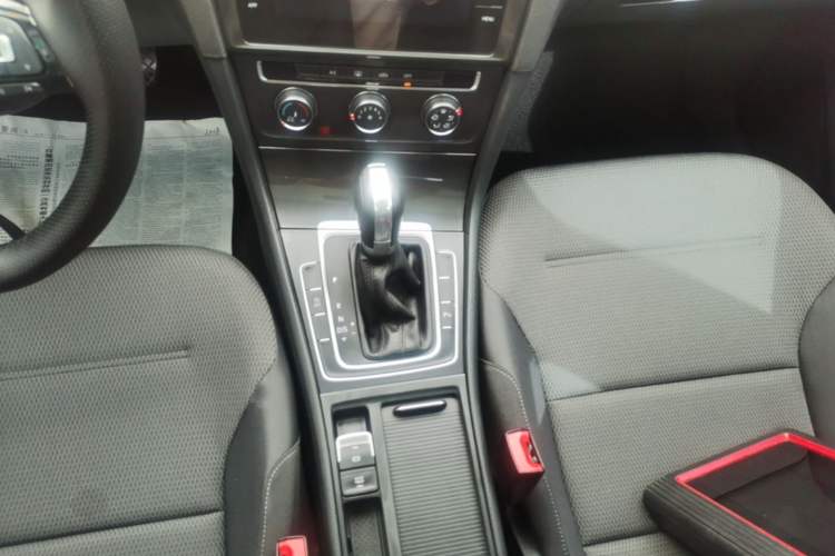 Used Volkswagen Golf 2019 1.8TSI Travel Edition Gear Lever