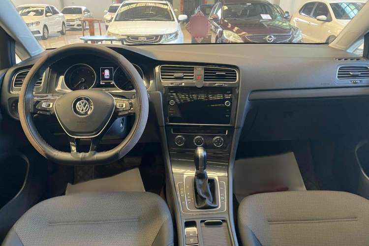 Used Volkswagen Golf 2019 1.8TSI Travel Edition Interior 1