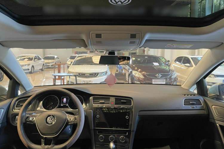 Used Volkswagen Golf 2019 1.8TSI Travel Edition Interior 2