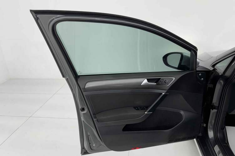 Used Volkswagen Golf 2019 1.8TSI Travel Edition Interior 8