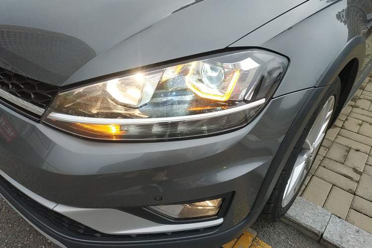 Used Volkswagen Golf 2019 1.8TSI Travel Edition Left Front Headlight