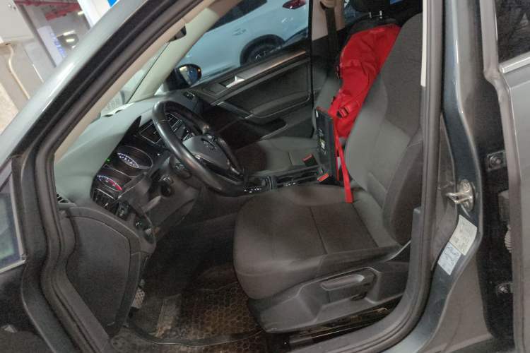 Used Volkswagen Golf 2019 1.8TSI Travel Edition Left Front Seat