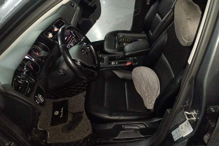 Used Volkswagen Golf 2019 1.8TSI Travel Edition Left Front Seat