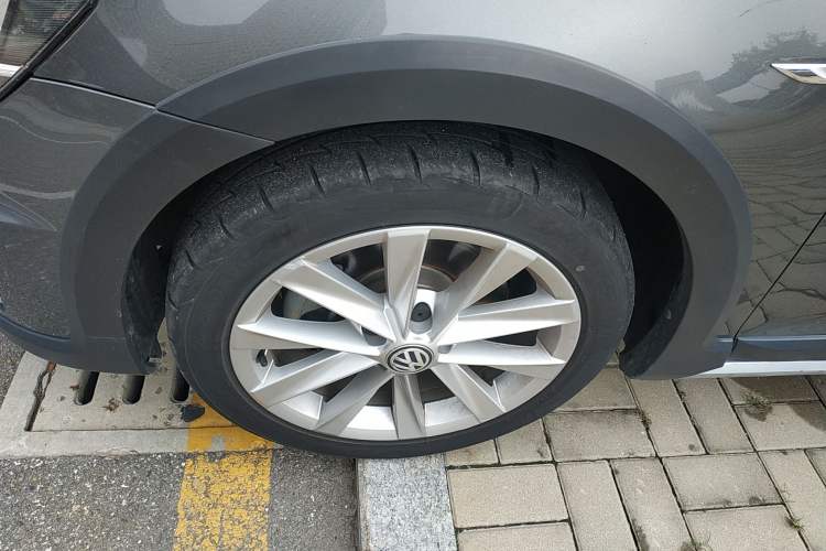 Used Volkswagen Golf 2019 1.8TSI Travel Edition Left Front Wheel Hub