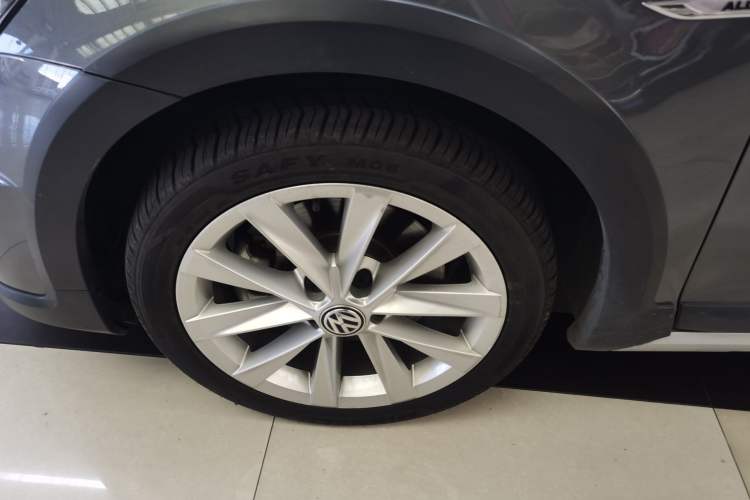 Used Volkswagen Golf 2019 1.8TSI Travel Edition Left Front Wheel Hub