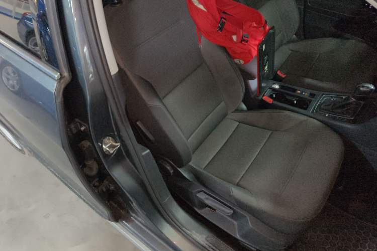 Used Volkswagen Golf 2019 1.8TSI Travel Edition Right Front Seat