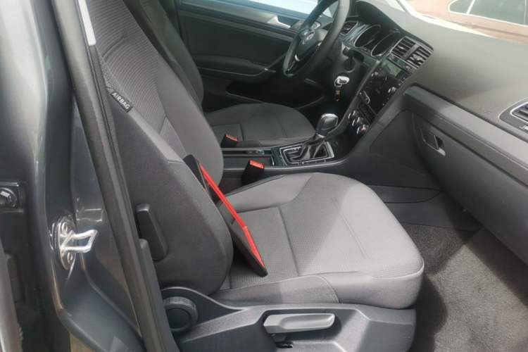 Used Volkswagen Golf 2019 1.8TSI Travel Edition Right Front Seat