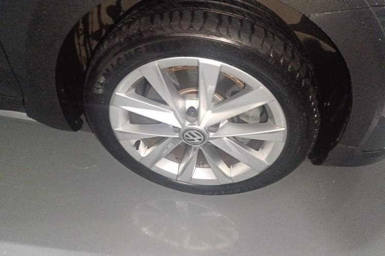Used Volkswagen Golf 2019 1.8TSI Travel Edition Right Front Wheel Hub