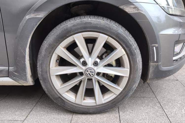 Used Volkswagen Golf 2019 1.8TSI Travel Edition Right Front Wheel Hub