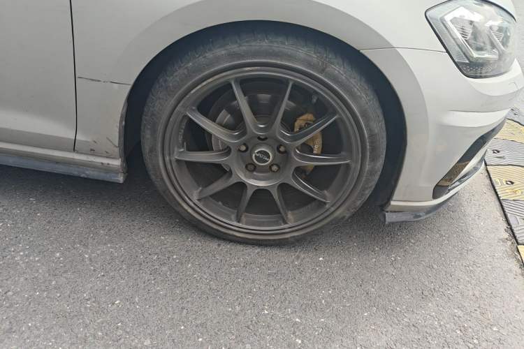 Used Volkswagen Golf 2019 280TSI DSG R-Line Model China V Standard Right Front Wheel Hub