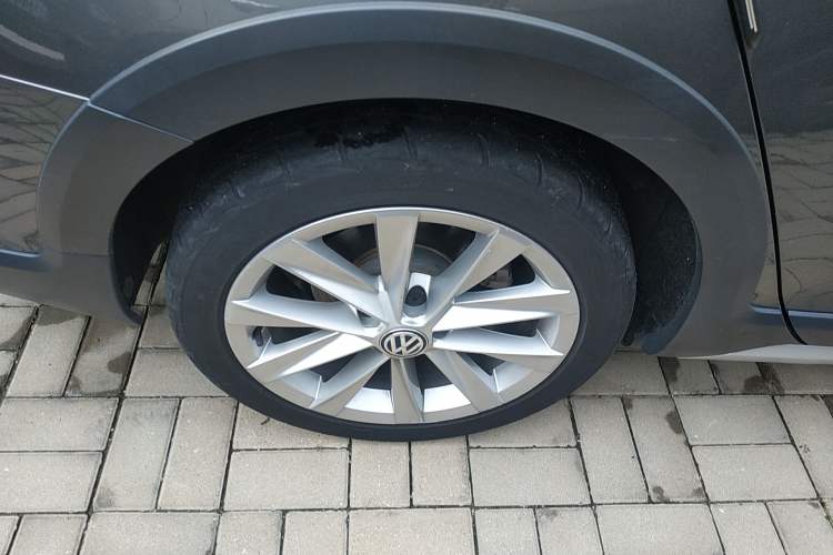 Used Volkswagen Golf 2019 1.8TSI Travel Edition Right Rear Wheel Hub