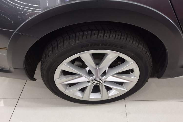 Used Volkswagen Golf 2019 1.8TSI Travel Edition Right Rear Wheel Hub