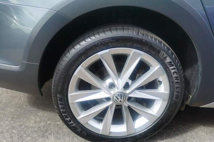Used Volkswagen Golf 2019 1.8TSI Travel Edition Right Rear Wheel Hub